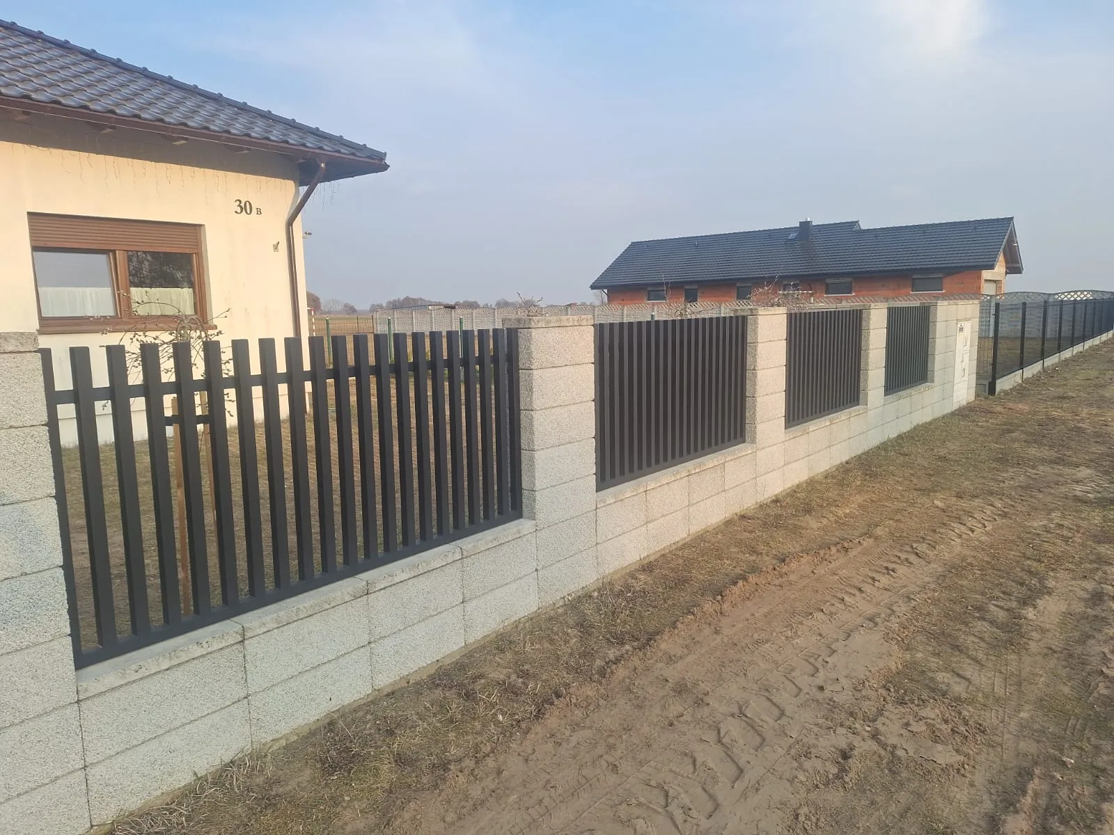 Palisada pionowa na murku z bloczka